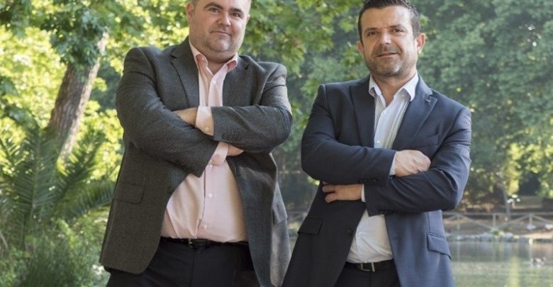 Dos valencianos inventan un dispositivo para ahorrar un 40% en el consumo de agua al esperar que salga caliente