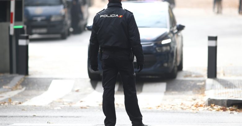 La Policía salva a una mujer que quedó atrapada en el incendio de su casa en Patraix