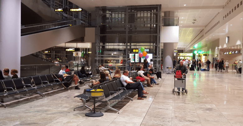 Detenidas en el aeropuerto dos personas que intentaban embarcar a Edimburgo con documentación falsa