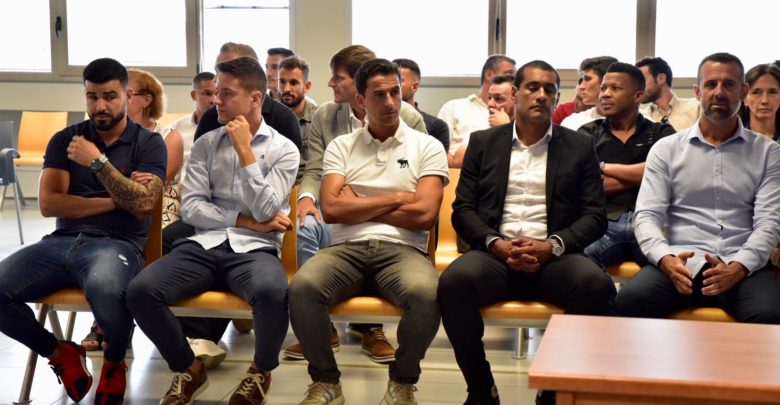 Algunos de los jugadores y técnicos de los esquipos de fútbol, Real Zaragoza y el Levante UD en 2011, se sientan en el banquillo en la primera jornada del juicio por el presunto amaño del partido de fútbol Levante-Zaragoza de 2011.