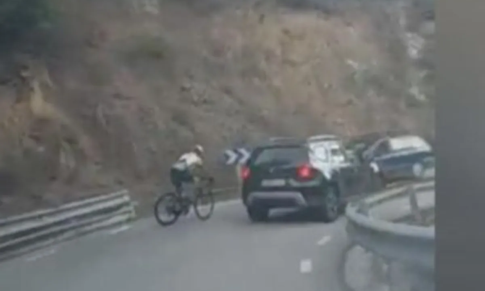 VÍDEO Un peligroso e ilegal adelantamiento de un ciclista acaba con