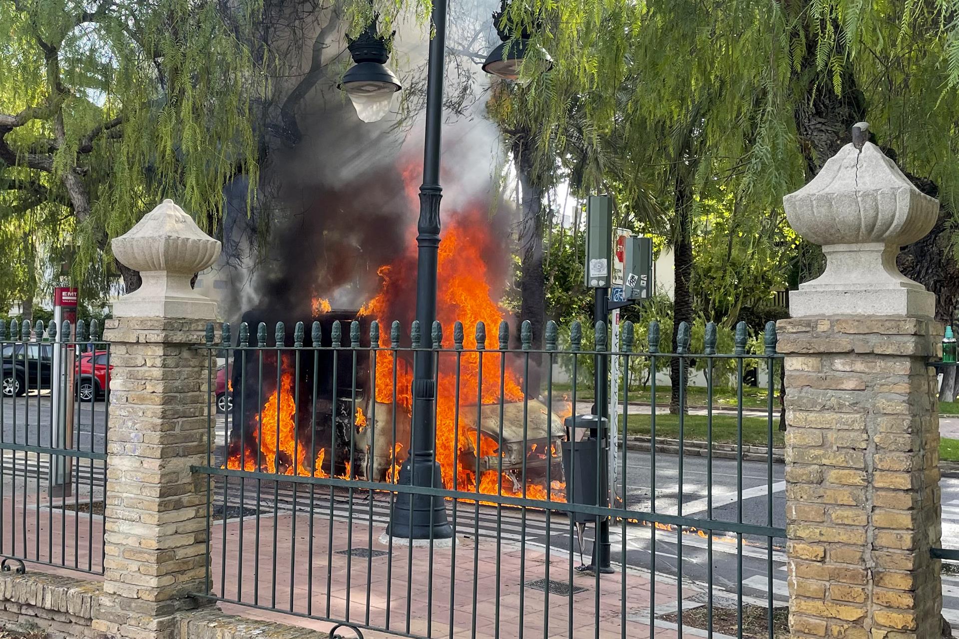 Arde una furgoneta por un fallo mecánico frente a los Viveros de València