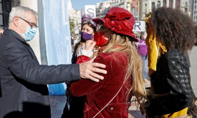GALERÍA| Ribó recibe a las Reinas Magas en una plaza del Ayuntamiento sin público