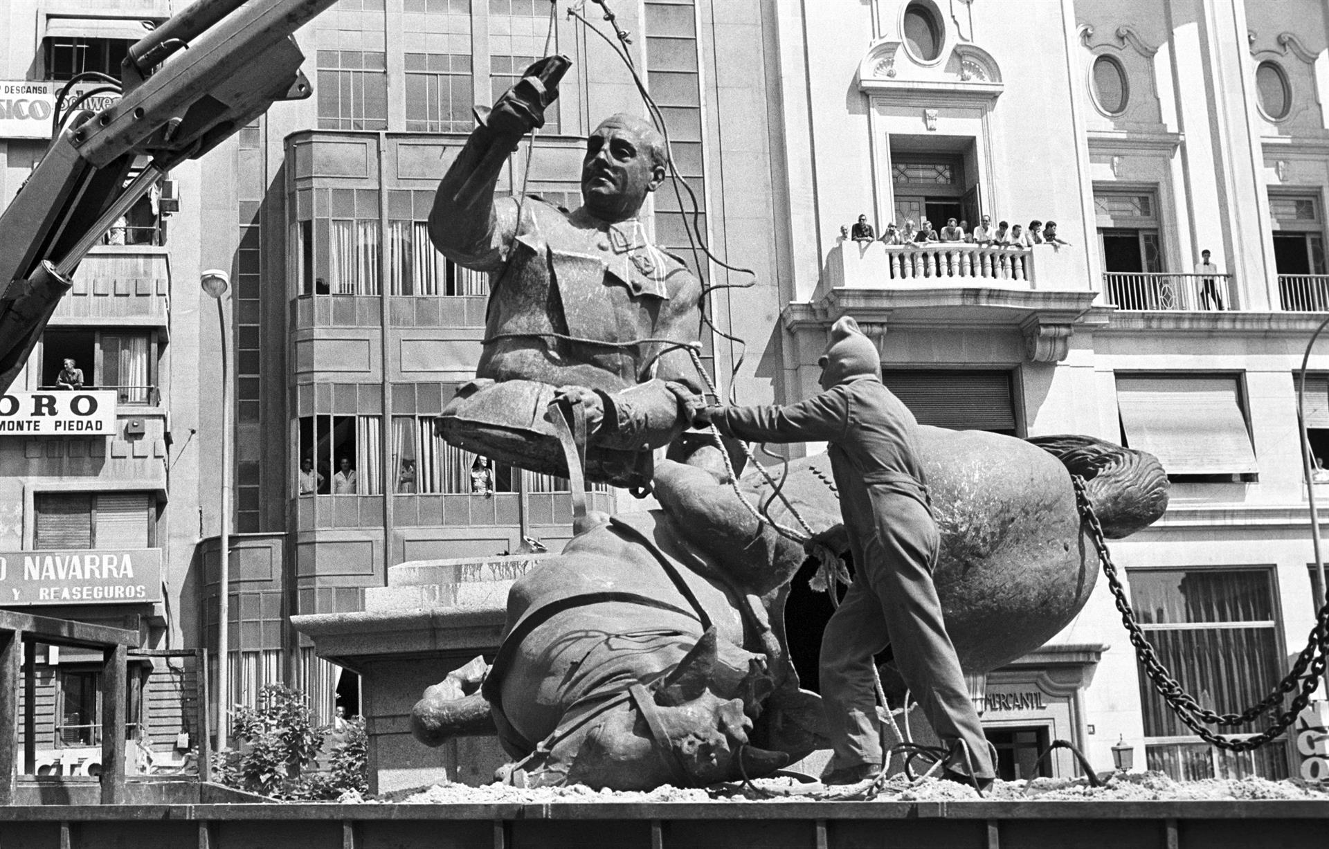 retirada de la estatua de Franco