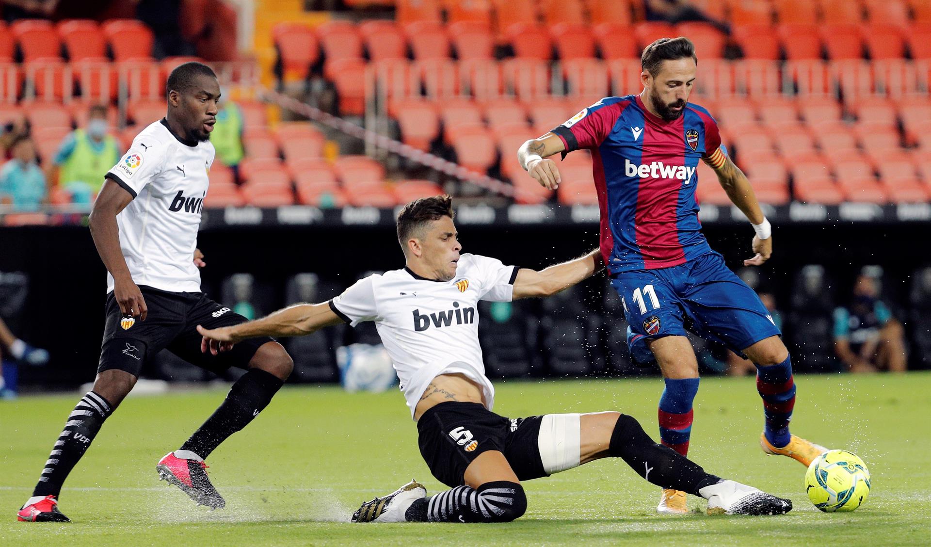 Derbi en Mestalla entre un Valencia sin objetivo y un Levante sin margen