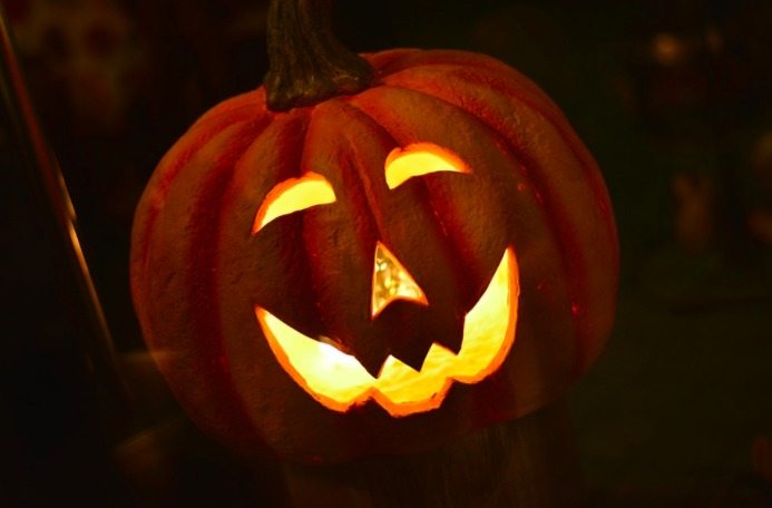 El origen del 'truco o trato' y por qué se piden caramelos en Halloween