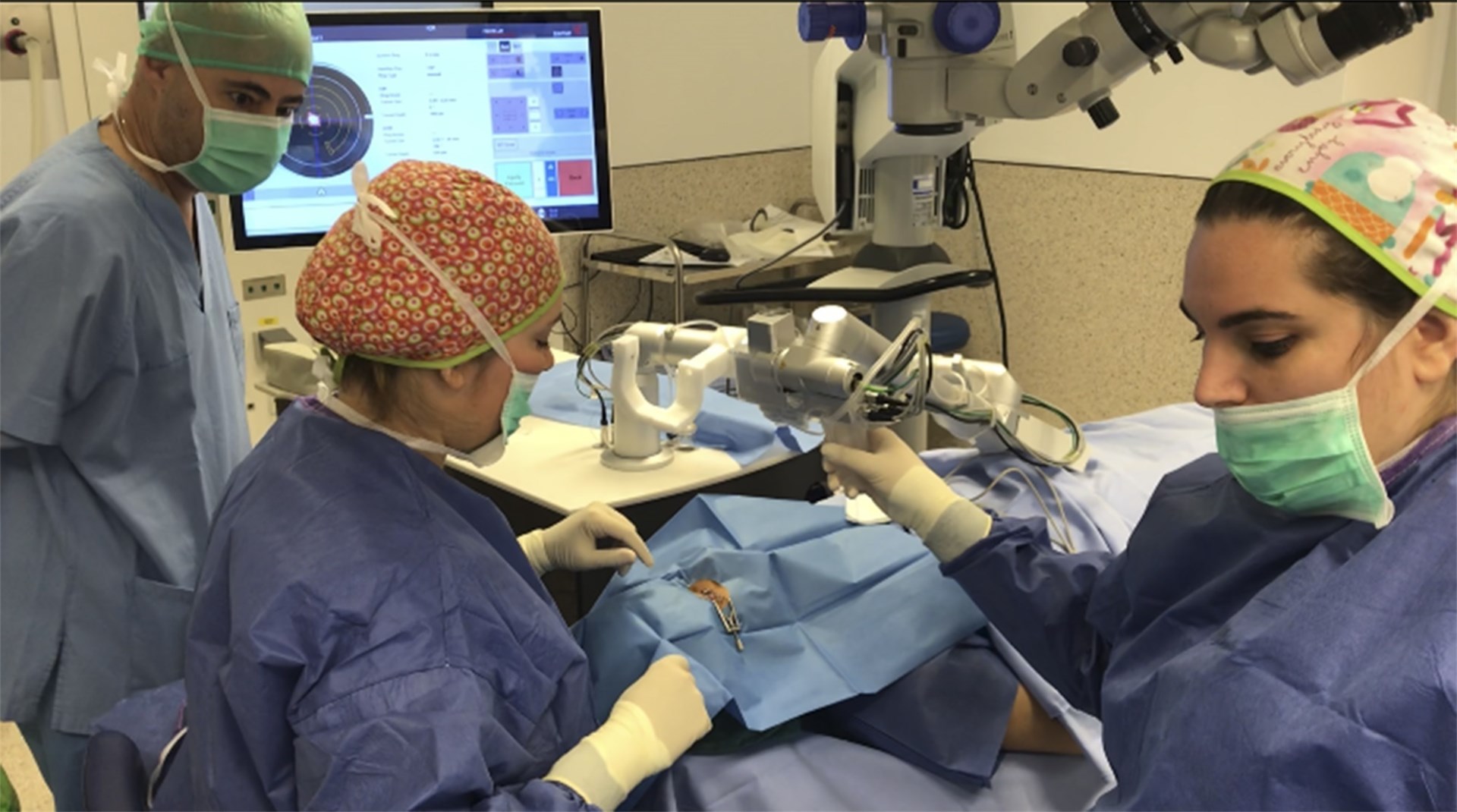 El Hospital de Manises realiza una innovadora cirugía oftalmológica que evita el trasplante de córnea