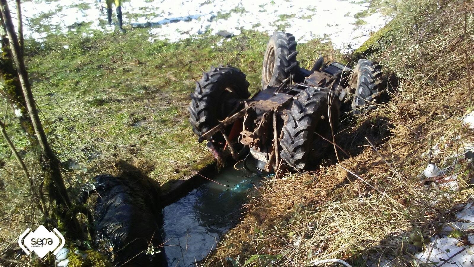 Fallece un hombre atrapado debajo de su tractor tras volcar en Planes