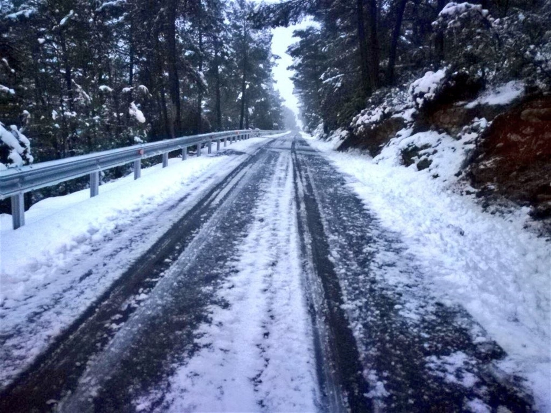 La nieve obliga al uso de cadenas en seis carreteras de la Comunitat Valenciana