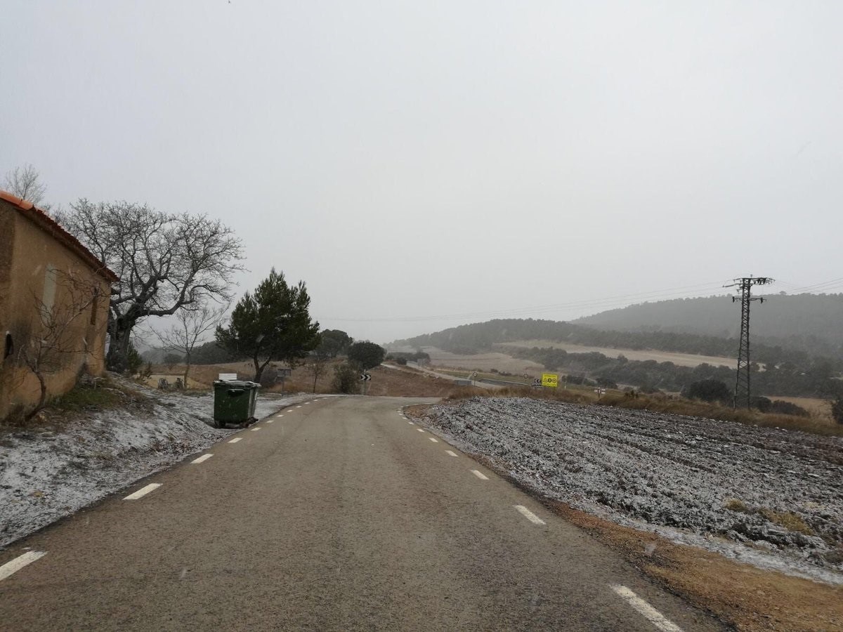 La nieve se deja ver en el interior de la provincia de Castellón y en València