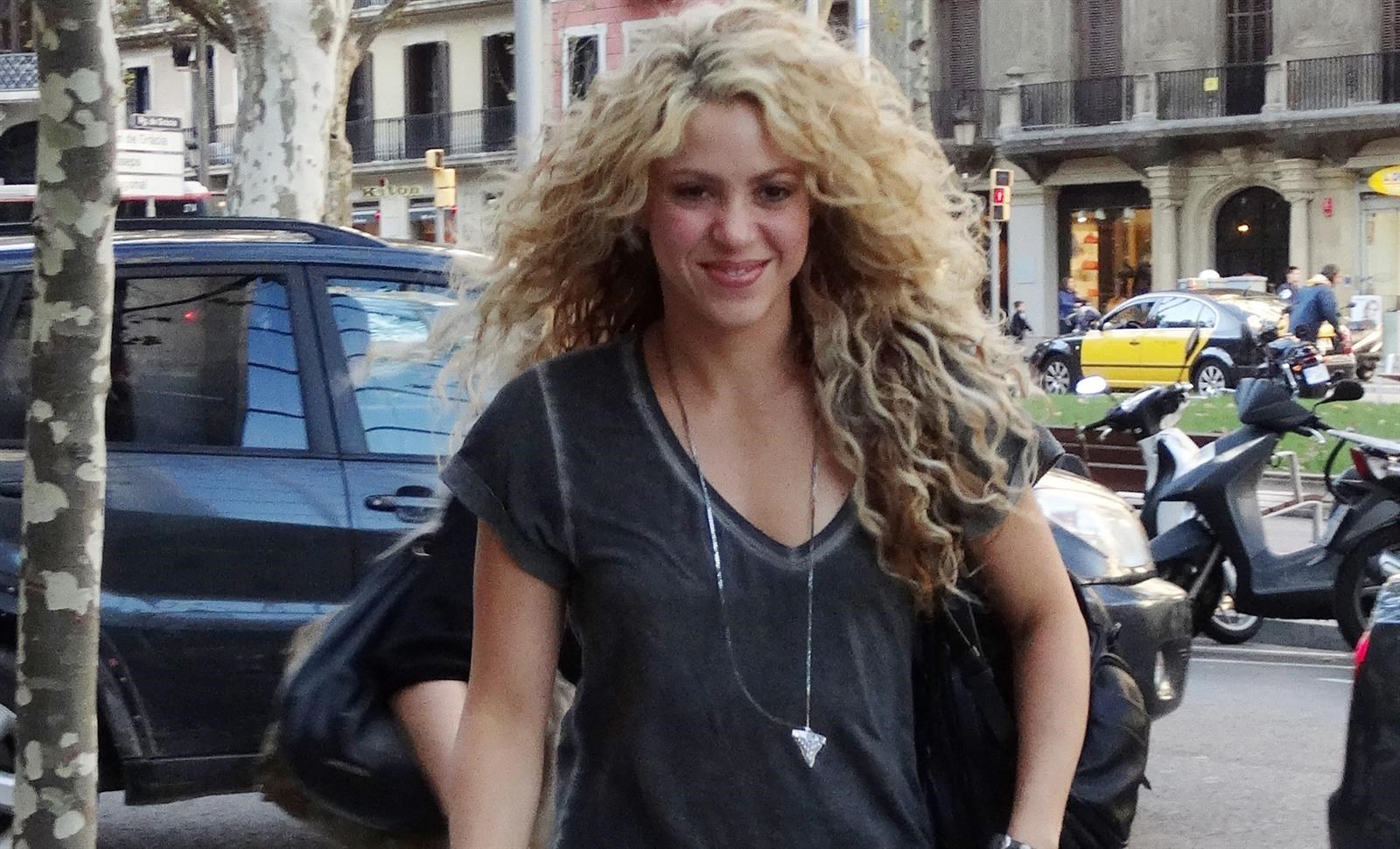 El coautor de la canción de Shakira asegura que quitaron frases "muy fuertes"