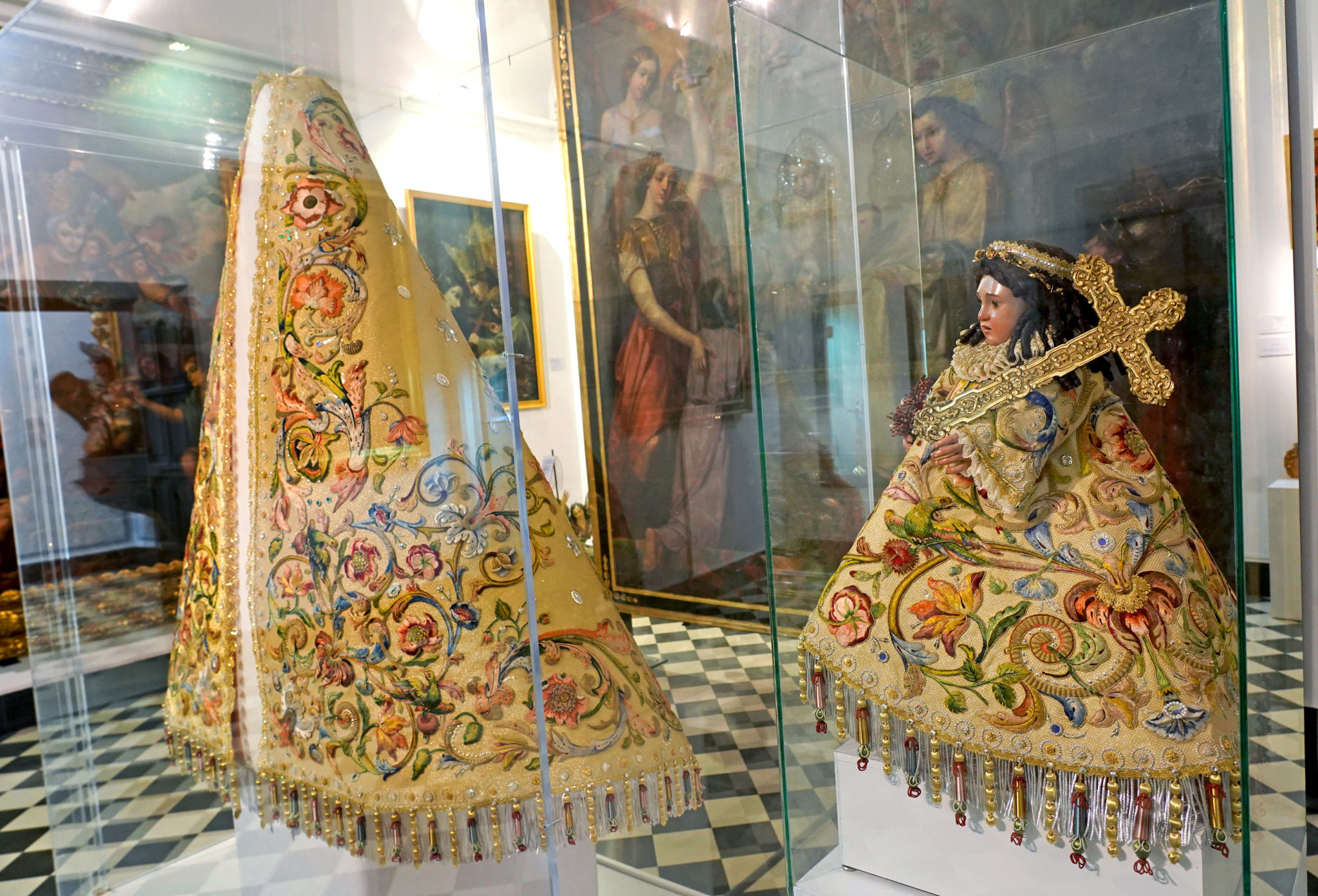 Museo expone manto Virgen y Bobet