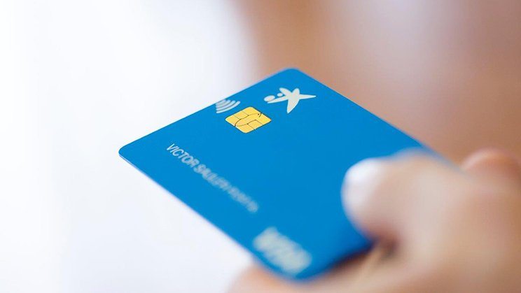 Importante aviso aviso de Caixabank a sus clientes a la hora de pagar con tarjeta este verano