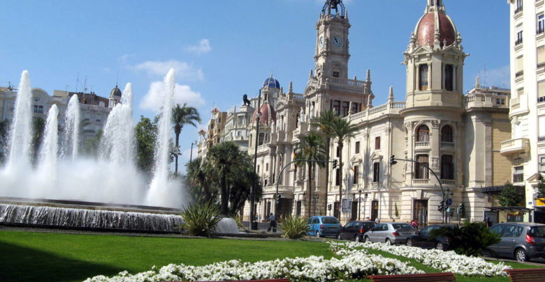 Críticas al nuevo monolito de la Plaza del Ayuntamiento