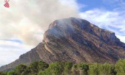 Declarado un incendio forestal en el parque natural del Montgó (Xàbia)