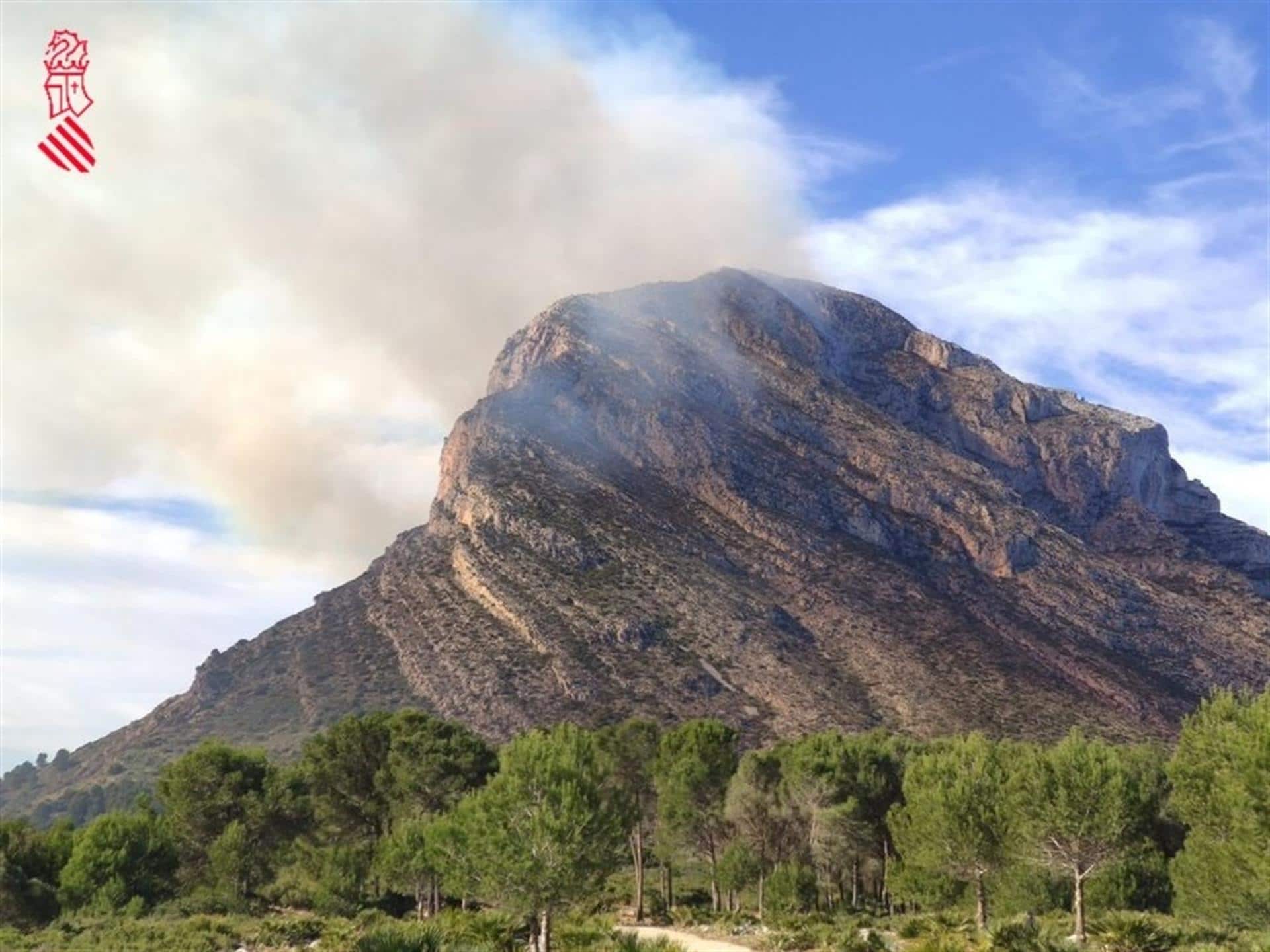 Declarado un incendio forestal en el parque natural del Montgó (Xàbia)