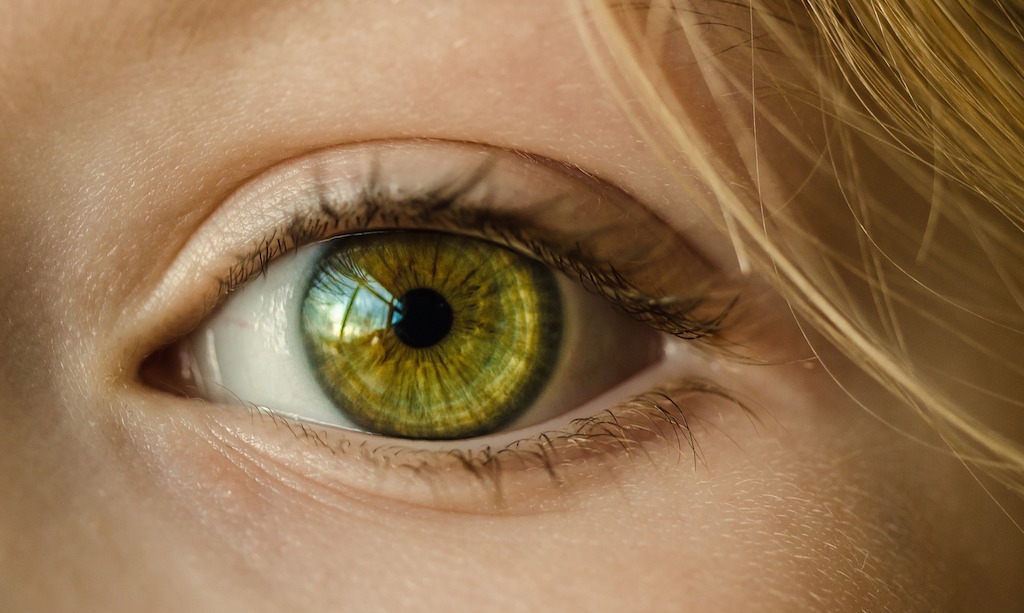 efectos secundarios de frotarse los ojos