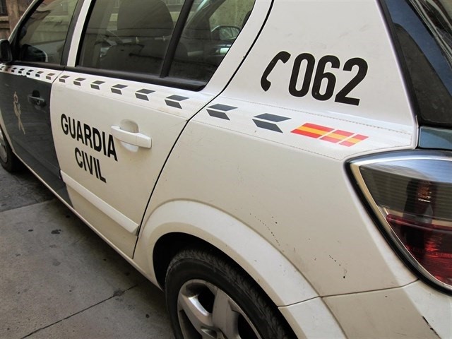 VÍDEO | Misteriosa aparición de unos coches de cartón de la Guardia Civil en las carreteras