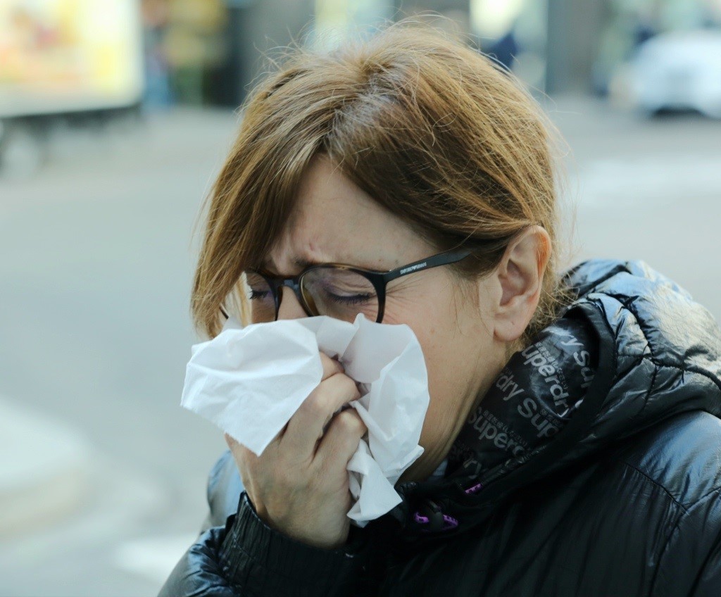 ¿Qué debo tomar para combatir la gripe?