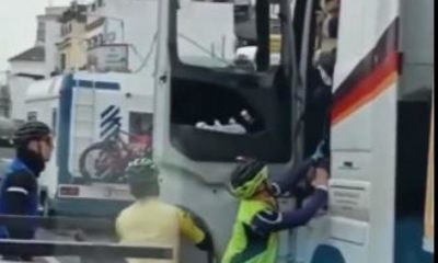 VÍDEO | Tres ciclistas agreden a un camionero