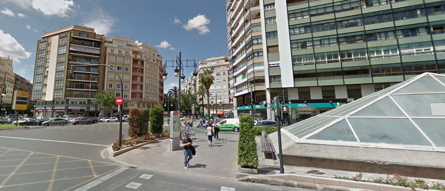 Tres jóvenes apuñalan a otro en un pulmón en pleno barrio de Abastos de València