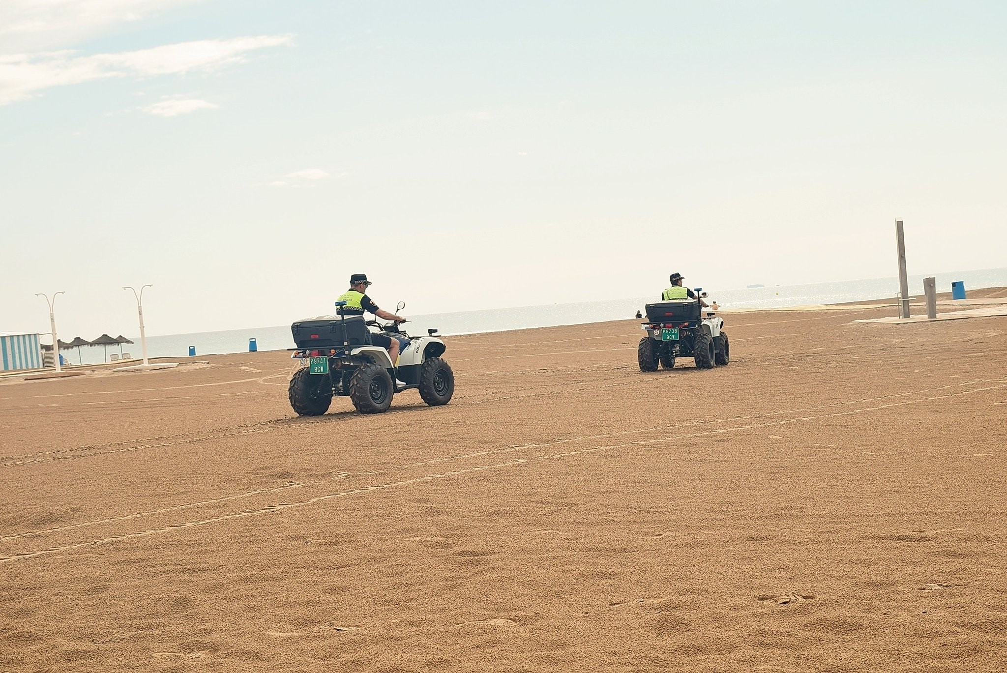 Policías Locales patrullando en una playa de València