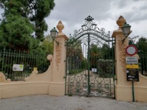 El Ayuntamiento de València ha cerrado este miércoles los parques y jardines de la ciudad que tienen puerta, por la alerta naranja por fuertes lluvias que anuncian las previsiones de la Agencia Estatal de Meteorología (Aemet). Asimismo, durante el día de hoy permanecerán cerradas las bibliotecas que se encuentran ubicadas en los parques de Benimàmet, Viveros y Marxalenes: las bibliotecas Teodor Llorente, Trinitat, y Joanot Martorell. Con motivo de esta alerta decretada por la Generalitat para la ciudad de València, durante la pasada noche el Ayuntamiento también ha mantenido abierto el Centro de Atención de Emergencias Sociales (CAES), ubicado en la calle de Santa Cruz de Tenerife, que ha acogido a 9 personas (5 varones y 4 mujeres). El CAES municipal ha dado cobertura básica a personas sin hogar derivadas por el Servicio de Atención a las Urgencias Sociales (SAUS) y el Centro de Atención Social a Personas sin Techo (CAST). Las personas que han acudido han podido pernoctar para refugiarse de las lluvias y han recibido ayuda básica de higiene personal. Por su parte, la Fundación Deportiva Municipal (FDM) ha informado de que mantiene suspendidas todas las actividades al aire libre previstas en las instalaciones municipales mientras dure la alerta meteorológica.