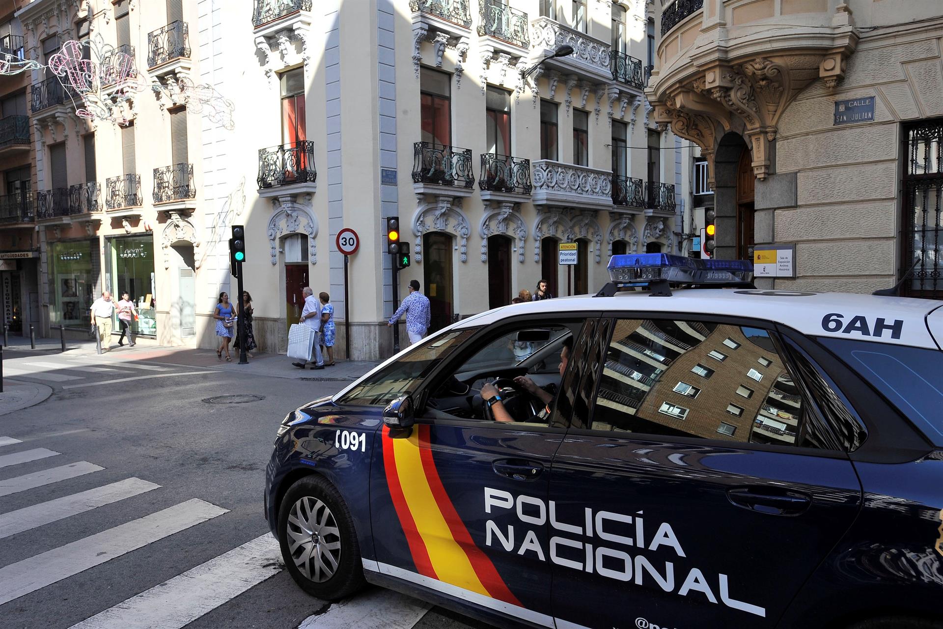 Detenida en Valencia por cruzar ebria varios semáforos en rojo con sus hijos en un carrito