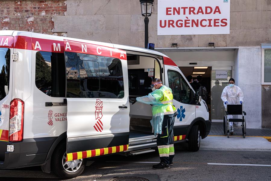 Cae por un barranco una mujer con sus hijos tras un accidente de coche en Alicante