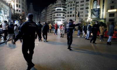 Dos agentes de la Policía de la Generalitat evitan el suicidio de una mujer en València