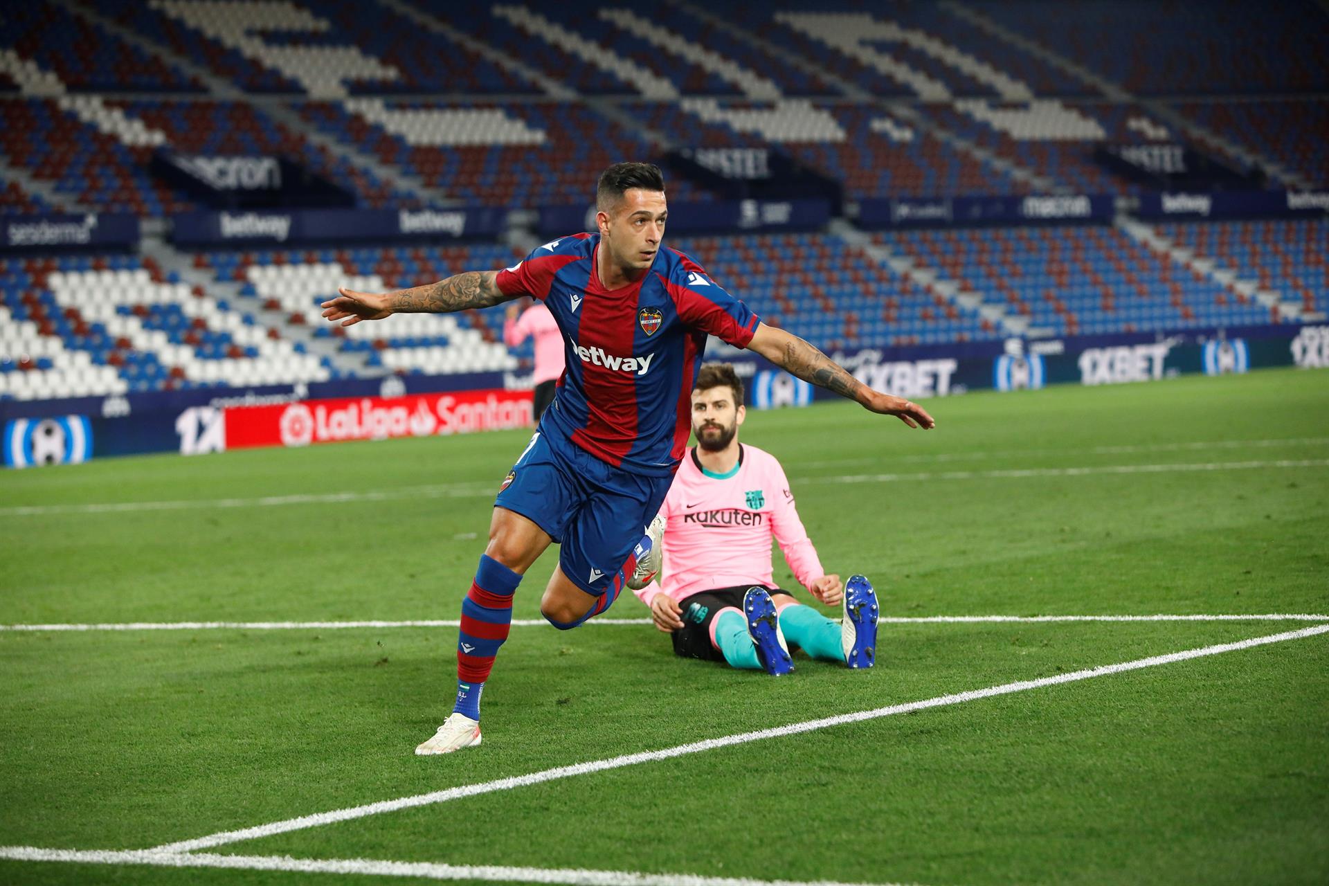 El Levante consigue la permanencia tras empartarle al Barcelona (3-3)
