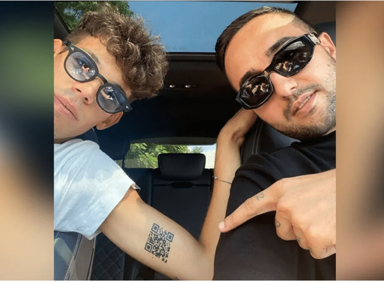 VÍDEO| Un joven italiano se tatúa el QR de su certificado de vacunación y demuestra que funciona