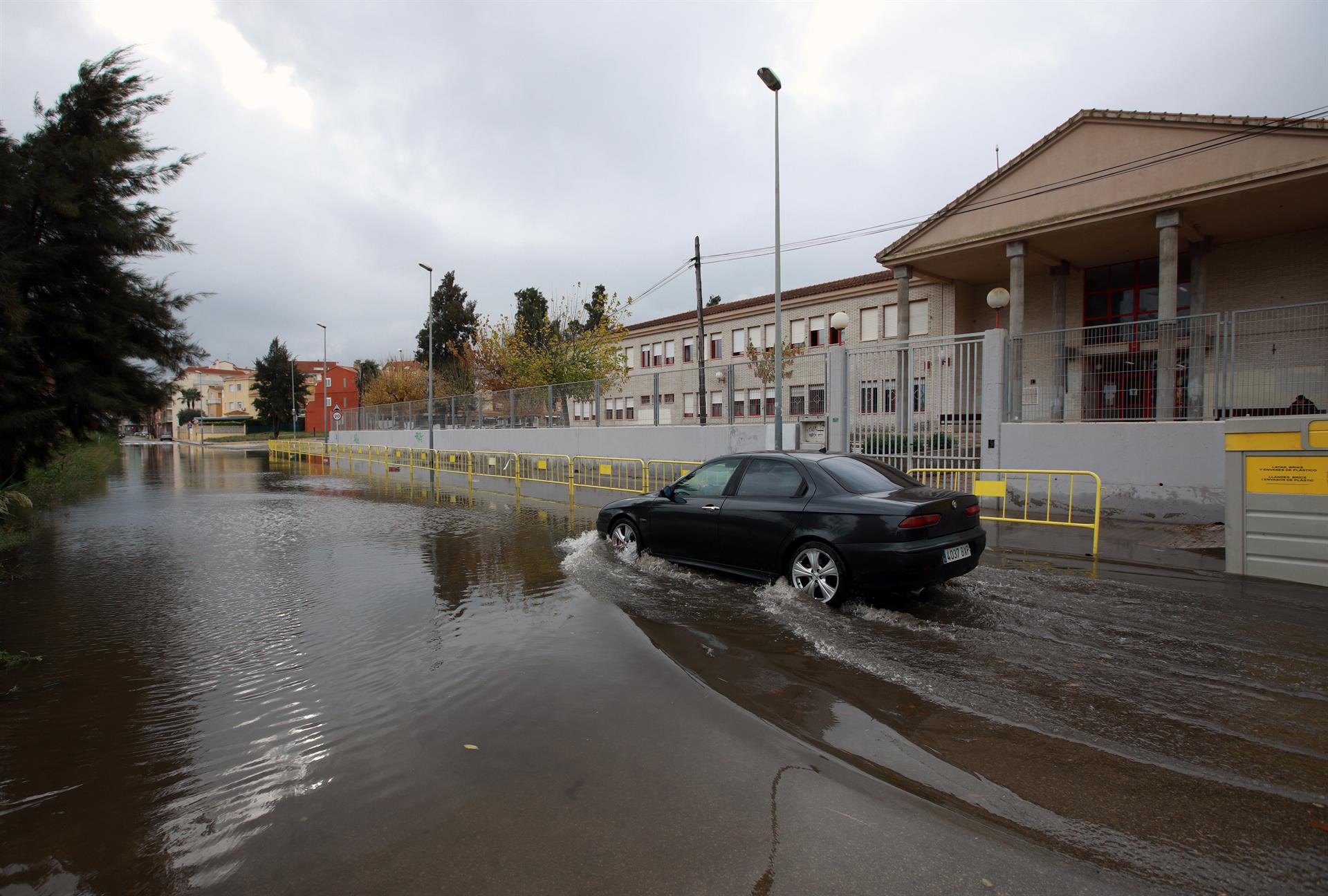 Lluvias en la Comunitat: Más de 100 litros, coches bloqueados y un colegio evacuado