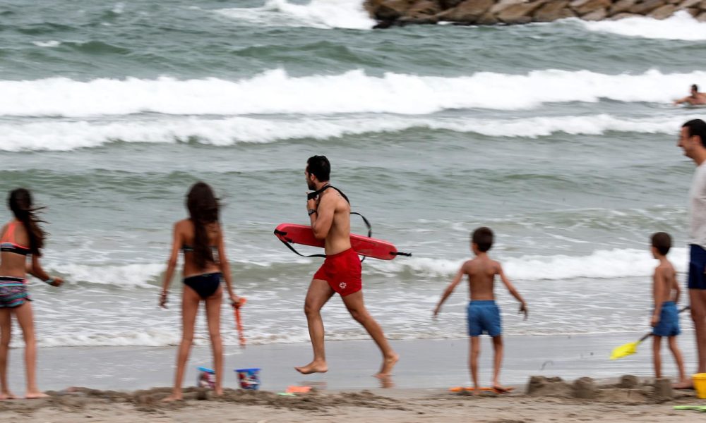 Muere ahogado un chico de 40 años en la playa de l'Albufereta de ...