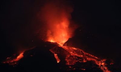 El volcán Etna expulsa lava y cenizas a más de 4 kilómetros