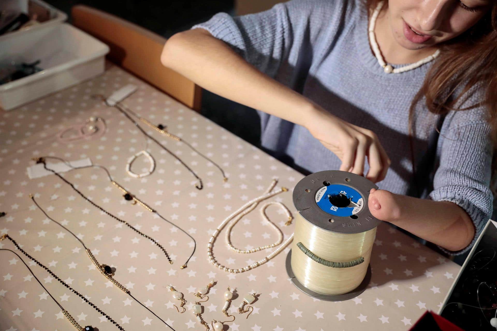 Anita, la niña valenciana que elabora joyas y las vende para comprarse una mano biónica