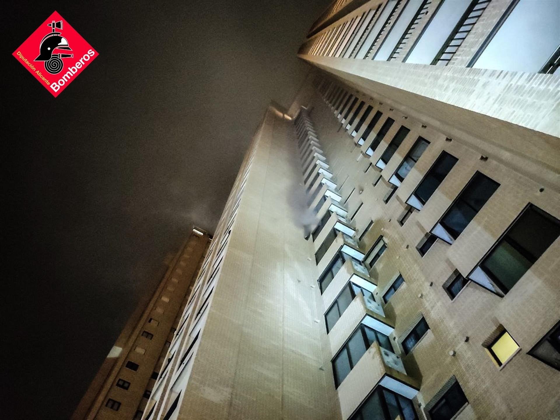 Un incendio en un edificio de 27 plantas de Benidorm provoca momentos de pánico
