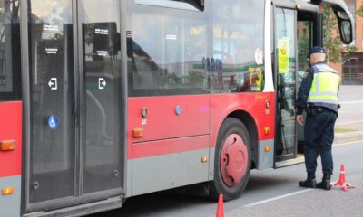 Detenidos por acosar y amenazar en un autobús a una pareja de chicos por ser gais en València