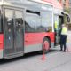 Detenidos por acosar y amenazar en un autobús a una pareja de chicos por ser gais en València