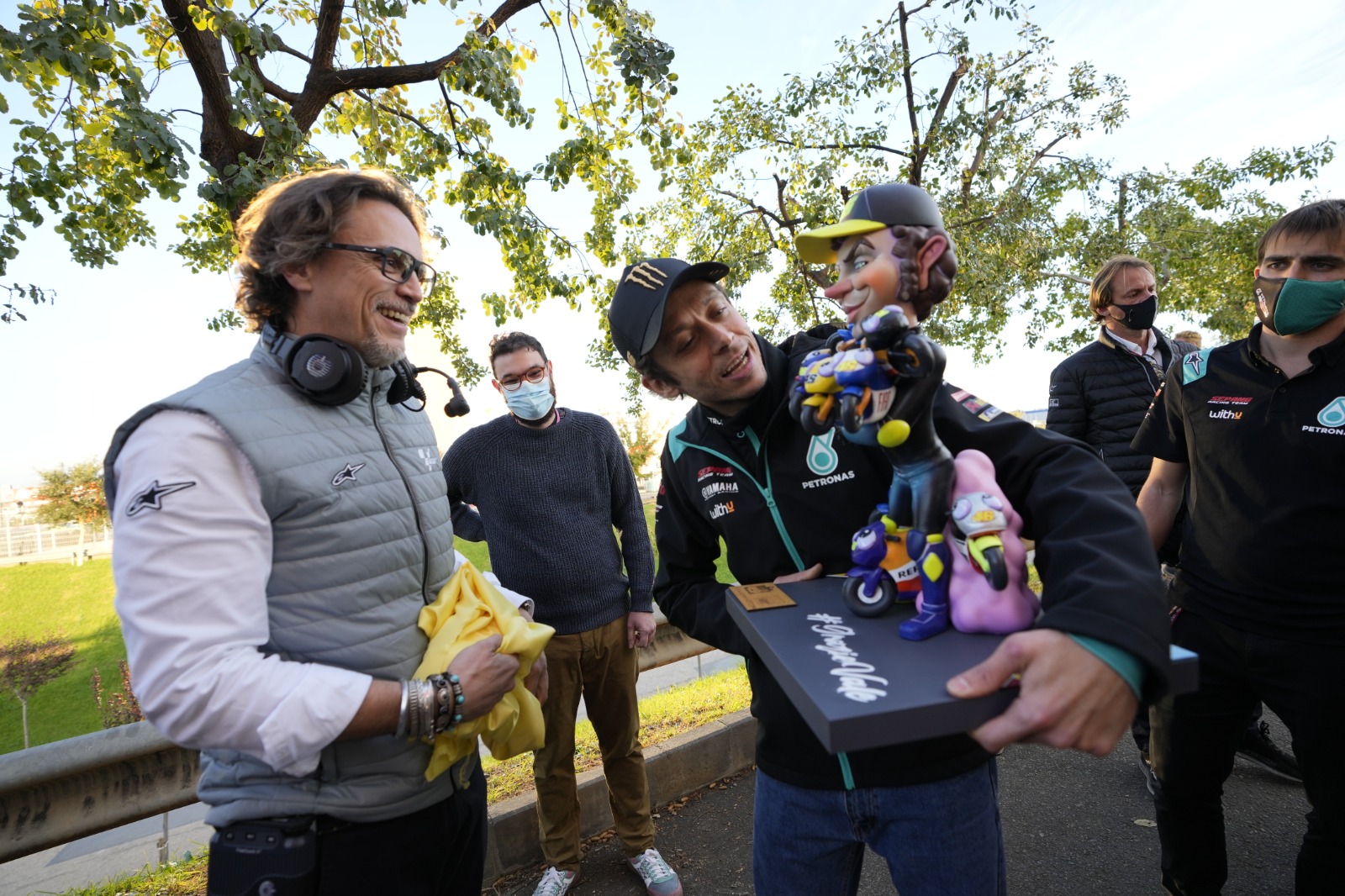 Valentino Rossi alucina con su ninot en su despedida de MotoGP