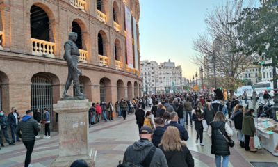 GALERÍA| Cientos de valencianos acuden a vacunarse en puntos móviles instalados por el "Black Friday"
