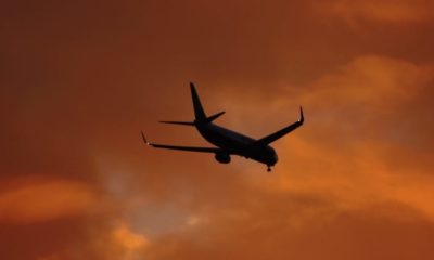 VÍDEO | Pelea a bordo de un avión por sacar primero la maleta
