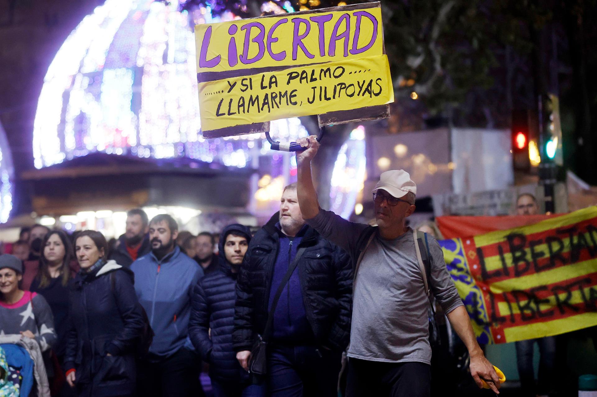 El centro de València acoge una manifestación contra el pasaporte covid y la vacuna