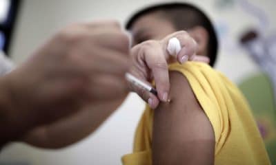 Unos padres denuncian en Valencia que su hijo recibió la vacuna en el colegio sin su consentimiento