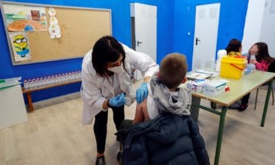 Antivacunas acuden al colegio de Daimús a pedir a los padres que no vacunen a los niños