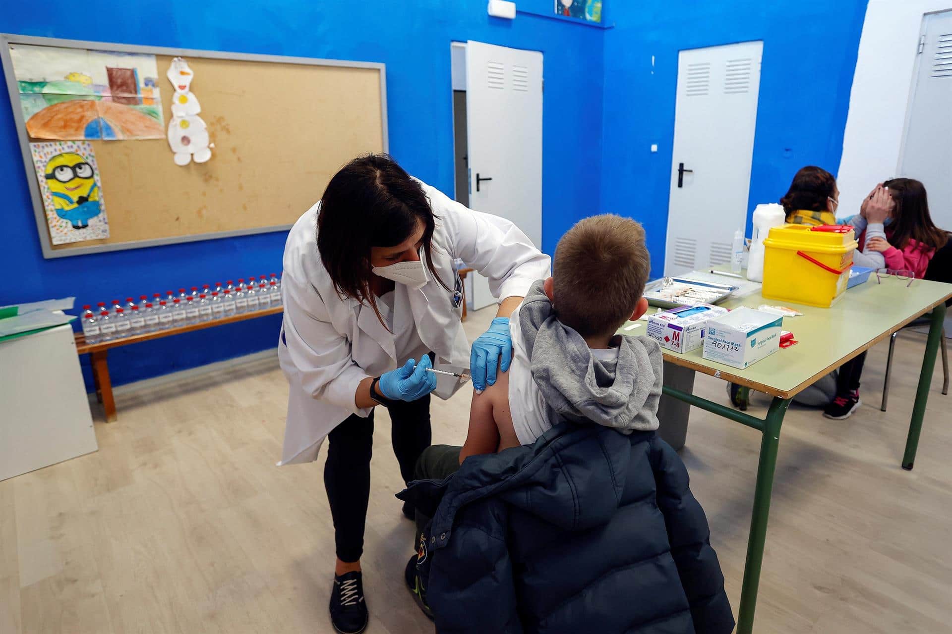 Antivacunas acuden al colegio de Daimús a pedir a los padres que no vacunen a los niños