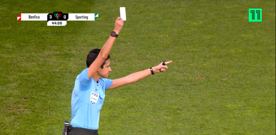 Primera tarjeta blanca en la historia del fútbol: ¿Qué significa esta cartulina?