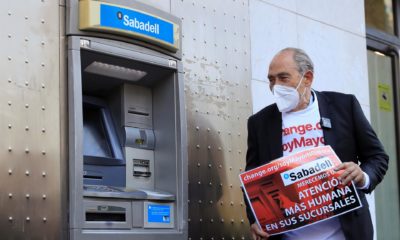 La lección del jubilado valenciano Carlos San Juan a la banca con su campaña #SoyMayorNoIdiota