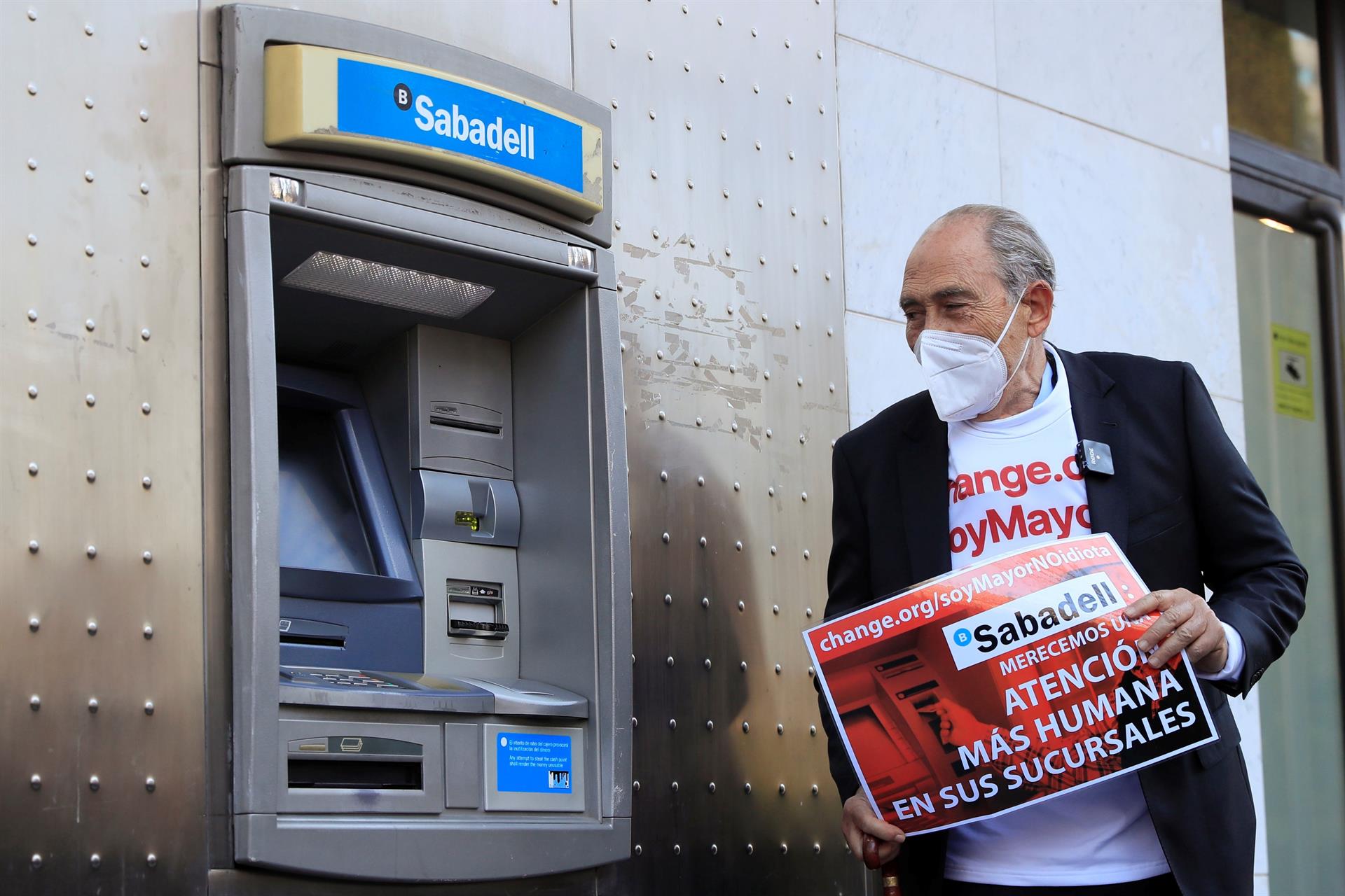 La lección del jubilado valenciano Carlos San Juan a la banca con su campaña #SoyMayorNoIdiota