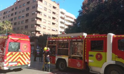 GALERÍA| Un pequeño incendio en un piso de Juan Llorens moviliza varias unidades de bombero y policía